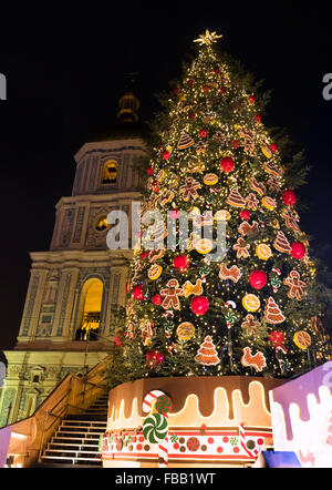 Weihnachtsmarkt auf dem Sophia-Platz in Kiew, Ukraine. Main Kiew Neujahrsfeier und Saint Sophia Cathedral auf dem Hintergrund Stockfoto