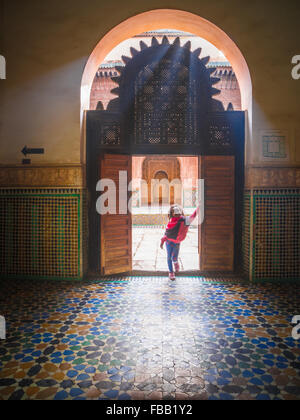 Ein kleiner Sonnenstrahl Medersa Ben Youssef, Marrakesch Marokko Stockfoto