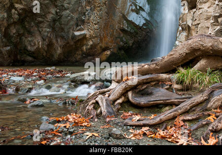 Wunderschöner Wasserfall von Hirse im Dorf Platres, Troodos Berge auf Zypern. Stockfoto