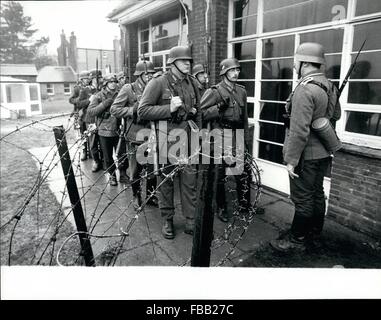 1968 - get away from it, wenn du dich traust; Wenn Sie von Urlaub müde, wo kann man bei away from it all, hier ist eine die Sie versuchen können, zu entfliehen - If Sie Dar! Für ein Wochenende als Colditz Stil 30 (Mo Firmen erlaubt), Kriegsgefangene einquartiert bei eisiger Kälte Hütten auf dünne Suppe und Brot, auf der Rückseite ein Vieh LKW abgespritzt mitten in der Nacht und durchsucht werden umhergejagt und gefüttert von camp Guard s komplett mit deutschen Uniformen, Waffen und Wachtürme statt freundlich Rotröcke verhört werden sie schöne Chaps aus der Schlacht Reenactment Verein mit eine schöne Linie Stockfoto