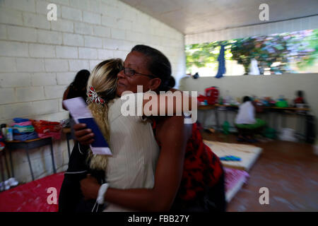 (160113)--LA CRUZ, 13. Januar 2016 (Xinhua)--Bild aufgenommen am 12. Januar 2016 zeigt eine kubanische Abschied von Migranten zu ihrer Freundin in La Cruz, Costa Rica. Eine Gruppe von 180 kubanischen Einwanderern, die am Dienstag für El Salvador, Costa Rica links weiter ihren Weg zu den Vereinigten Staaten von Amerika, nach haben seit November letzten Jahres mit mehr als 7.000 Landsleute gestrandet. (Xinhua/Kent Gilbert) (vf) (sp) Stockfoto