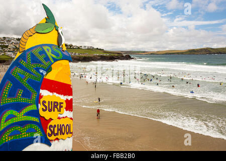 Surfer in der Dünung bei Polzeath, Cornwall, UK. Stockfoto