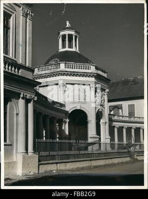 1956 - Jamaika, B.W.I. in die Squre in Spanish Town, dreizehn Meilen von Kingston steht das Denkmal für Admiral Rodney, der im Jahre 1782 die französische Flotte unter dem Kommando von Graf De Grasse besiegt. (Kredit-Bild: © Keystone Bilder USA/ZUMAPRESS.com) Stockfoto