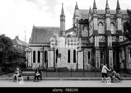 St. Patricks Kathedrale in Dublin Irland ist ein schöner Ort für einen Spaziergang, ein Buch zu lesen oder um einen Kinderwagen zu schieben. Stockfoto