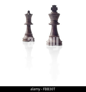 Schach. Schwarzer König und die Königin unscharf und ihre Schatten Reflexion auf weißem Hintergrund. Sieger, Leistung, Wettbewerb oder Führer Stockfoto