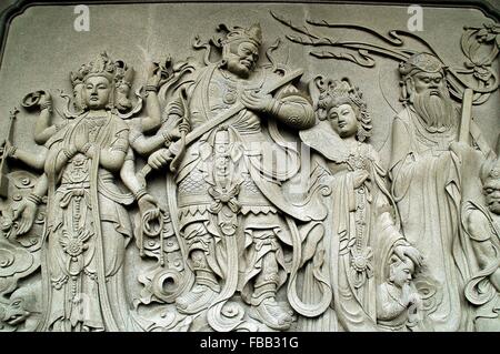 Hong Kong, China: Chinesische Bas-Reliefs decken eine Wand an das Po-Lin-Kloster auf der Insel Lantau Stockfoto