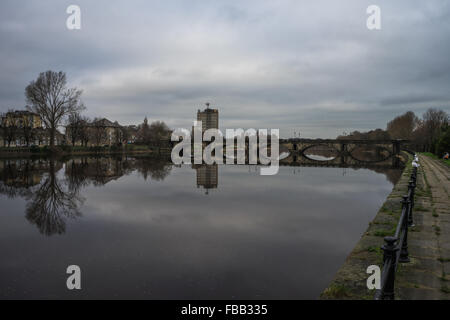 Schüsse aus einem Spaziergang entlang des Flusses Lune im Winter, High Tide für große Reflexionen und Stimmung gemacht. Stockfoto