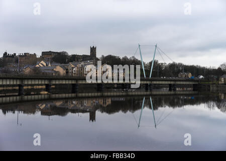 Schüsse aus einem Spaziergang entlang des Flusses Lune im Winter, High Tide für große Reflexionen und Stimmung gemacht. Stockfoto