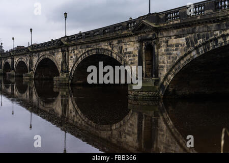 Schüsse aus einem Spaziergang entlang des Flusses Lune im Winter, High Tide für große Reflexionen und Stimmung gemacht. Stockfoto