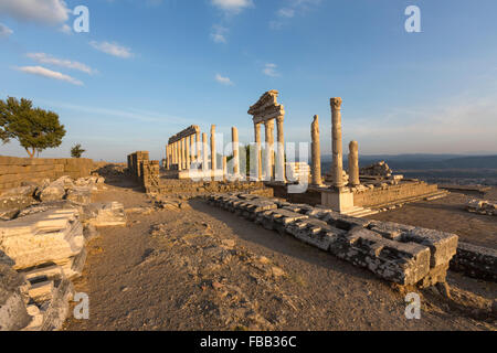 Abendlicht am Trajan Tempel Spalten auf Pergamon Akropolis, eine antike griechische Stadt eigentlich in Bergama, Stockfoto