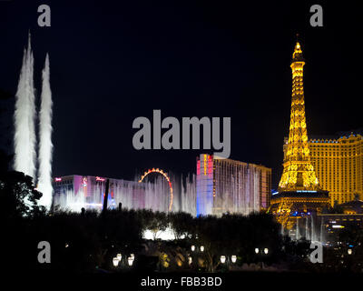 Ansicht des Casinos, rauschenden Brunnen und Lichter auf dem Strip beleuchtet in der Nacht, Las Vegas Nevada USA Nachtleben, darunter Paris, Bellagio, Ballys Flamingo. Februar 2015. Stockfoto