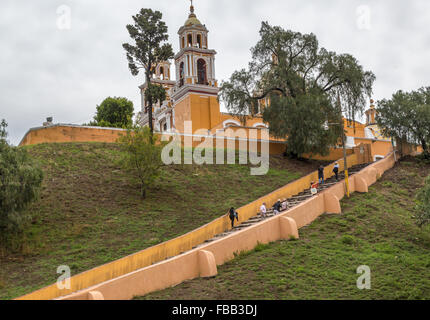 Das Santuario Nuestra Señora de Los Remedios in Cholula, Puebla, Mexiko wurde 1594 auf die große Pyramide von Cholula gebaut. Stockfoto