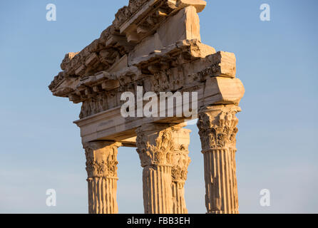 Abendlicht am Trajan Tempel Spalten auf Pergamon Akropolis, eine antike griechische Stadt eigentlich in Bergama, Stockfoto