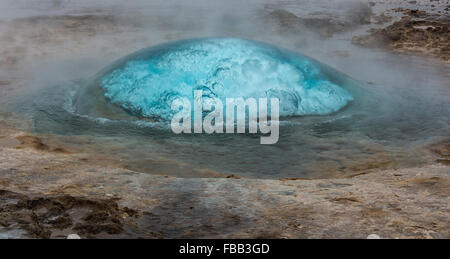 Ausbruch des isländischen Geysir Strokkur im Sommer Stockfoto