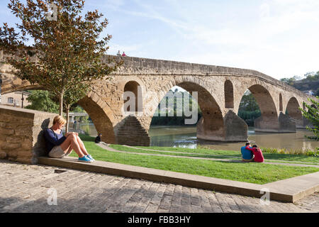 Pilger, die Ruhe in der Nähe der mittelalterliches Brücke in Puente La Reina - Navarra, Spanien. Stockfoto