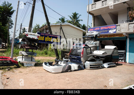 Eine Reihe von kleinen gebrauchten Auto Teile Geschäften auf der A1 Autobahn (Colombo-Kandy in Sri Lanka. Stockfoto