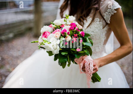 Schöne Hochzeit Bouquet an Hand der Braut Stockfoto