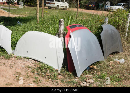 Eine Reihe von kleinen gebrauchten Autoteile Geschäfte auf der Autobahn A1 (Colombo-Kandy) Autobahn in Sri Lanka. Stockfoto