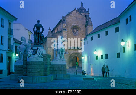 Córdoba.Andalusia Spanien: Conde de Priego Straße.  im Hintergrund Pfarrei Kirche von Santa Marina Stockfoto