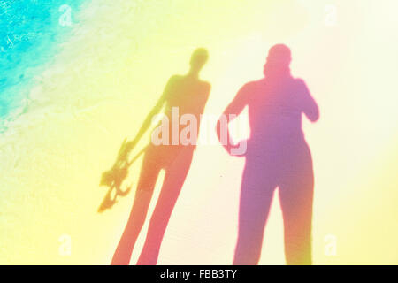 Stilisierten Silhouetten Frau mit Schnorchelausrüstung und Mann am Strand. Stockfoto