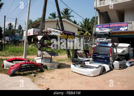 Eine Reihe von kleinen gebrauchten Autoteile Geschäfte auf der Autobahn A1 (Colombo-Kandy) Autobahn in Sri Lanka. Stockfoto