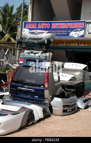 Eine Reihe von kleinen gebrauchten Autoteile Geschäfte auf der Autobahn A1 (Colombo-Kandy) Autobahn in Sri Lanka. Stockfoto