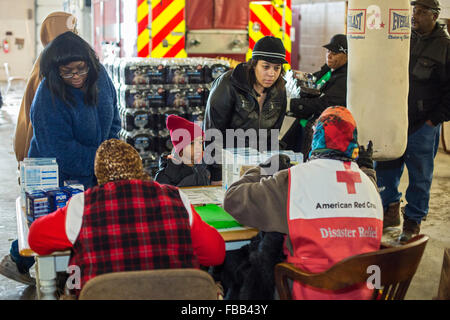 Flint, Michigan USA 13. Januar 2016 - Bewohner abholen Mineralwasser und Wasserfilter von Disaster Relief Freiwillige des Roten Kreuzes am Feuerwehrhaus #6. Wasser und Filter wurden verteilt, nachdem Kostensenkung durch Staatsbeamte zu hohen Bleigehalt in der Wasserversorgung der Stadt geführt. Bildnachweis: Jim West/Alamy Live-Nachrichten Stockfoto