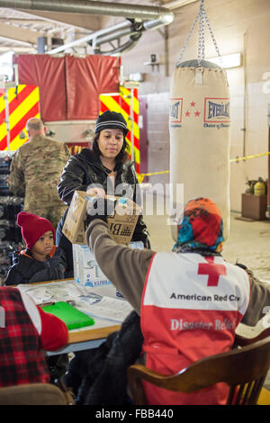 Flint, Michigan USA 13. Januar 2016 - Bewohner abholen Mineralwasser und Wasserfilter von Disaster Relief Freiwillige des Roten Kreuzes am Feuerwehrhaus #6. Wasser und Filter wurden verteilt, nachdem Kostensenkung durch Staatsbeamte zu hohen Bleigehalt in der Wasserversorgung der Stadt geführt. Bildnachweis: Jim West/Alamy Live-Nachrichten Stockfoto