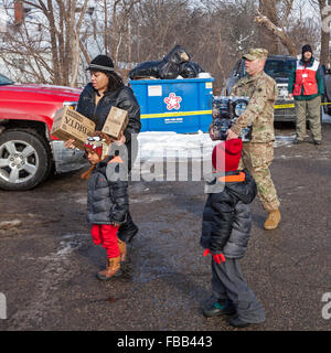 Flint, Michigan USA 13. Januar 2016 - Bewohner abholen Mineralwasser und Wasserfilter von Disaster Relief Freiwillige des Roten Kreuzes und Mitglieder der Nationalgarde bei Feuerwache #6. Wasser und Filter wurden verteilt, nachdem Kostensenkung durch Staatsbeamte zu hohen Bleigehalt in der Wasserversorgung der Stadt geführt. Bildnachweis: Jim West/Alamy Live-Nachrichten Stockfoto