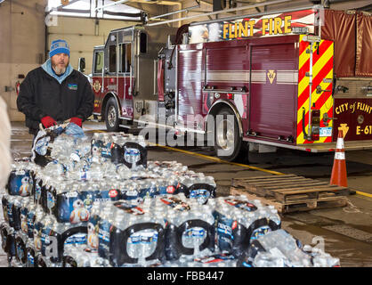 Flint, Michigan USA wird Feuerwache #6 für die Bewohner zu holen, 13. Januar 2016 - Wasser in Flaschen geliefert. Wasser und Wasserfilter wurden verteilt, nachdem Kostensenkung durch Staatsbeamte zu hohen Bleigehalt in der Wasserversorgung der Stadt geführt. Bildnachweis: Jim West/Alamy Live-Nachrichten Stockfoto