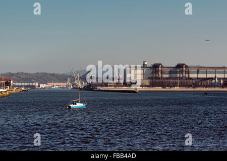 Angelboot/Fischerboot in der Ria de Bilbao in der Stadt von Portugalete mit der Industriezone im Hintergrund, Spanien Stockfoto