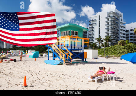 Eine Küste Uhr Hütte am Miami Beach, Florida, USA. Die Florida Küste ist hoch entwickelt und niedrig liegen, so dass es sehr anfällig für Meeresspiegelanstieg. Stockfoto