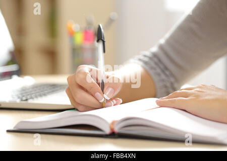 Nahaufnahme einer Frau Hand eine Tagesordnung schriftlich, auf einem Schreibtisch zu Hause oder im Büro Stockfoto