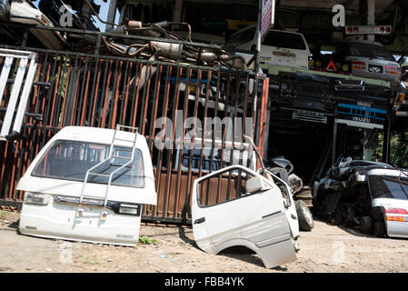 Eine Reihe von kleinen gebrauchten Auto Teile Geschäften auf der A1 Autobahn (Colombo-Kandy in Sri Lanka. Stockfoto