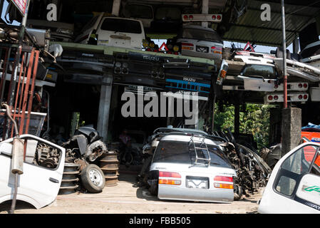 Eine Reihe von kleinen gebrauchten Auto Teile Geschäften auf der A1 Autobahn (Colombo-Kandy in Sri Lanka. Stockfoto