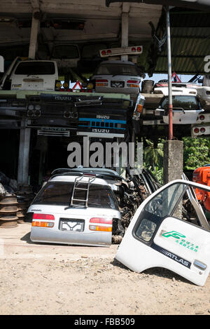 Eine Reihe von kleinen gebrauchten Auto Teile Geschäften auf der A1 Autobahn (Colombo-Kandy in Sri Lanka. Stockfoto