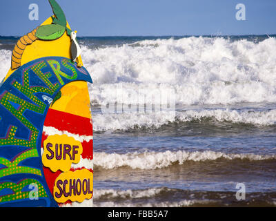 Breeakers kommen in Polzeath Strand, Cornwall, UK. Stockfoto