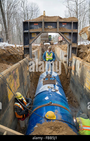 Columbiaville, Michigan USA 13. Januar 2016 - Bau einer Wasserleitung für Flint, Michigan und Umgebung. Die Pipeline wird Wasser vom Lake Huron durch eine 70-Meile-Pipeline stattfinden. Flints Entscheidung, seine Wasser schöpfen aus der Flint River bis Bau abgeschlossen--anstatt es von Detroit--kaufen ist führte zu erhöhten Konzentrationen von Blei in Flint Kinder. Bildnachweis: Jim West/Alamy Live-Nachrichten Stockfoto