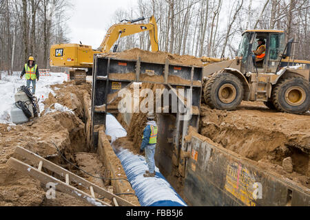 Columbiaville, Michigan USA 13. Januar 2016 - Bau einer Wasserleitung für Flint, Michigan und Umgebung. Die Pipeline wird Wasser vom Lake Huron durch eine 70-Meile-Pipeline stattfinden. Flints Entscheidung, seine Wasser schöpfen aus der Flint River bis Bau abgeschlossen--anstatt es von Detroit--kaufen ist führte zu erhöhten Konzentrationen von Blei in Flint Kinder. Bildnachweis: Jim West/Alamy Live-Nachrichten Stockfoto