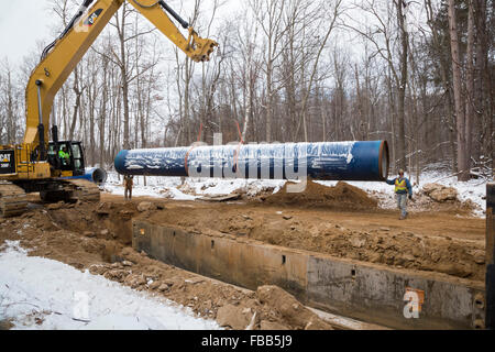 Columbiaville, Michigan USA 13. Januar 2016 - Bau einer Wasserleitung für Flint, Michigan und Umgebung. Die Pipeline wird Wasser vom Lake Huron durch eine 70-Meile-Pipeline stattfinden. Flints Entscheidung, seine Wasser schöpfen aus der Flint River bis Bau abgeschlossen--anstatt es von Detroit--kaufen ist führte zu erhöhten Konzentrationen von Blei in Flint Kinder. Bildnachweis: Jim West/Alamy Live-Nachrichten Stockfoto