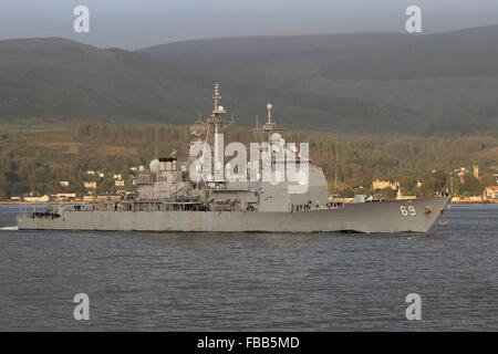 USS Vicksburg, ein Kreuzer der Ticonderoga-Klasse der US Navy, Ankunft für Übung Joint Warrior 14-2. Stockfoto