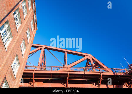 Nach oben auf dem Broadway Bridge und einem Backsteingebäude in Portland, Oregon Stockfoto