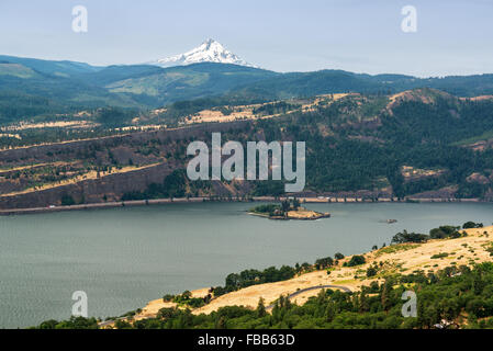 Blick auf den Columbia River und Mt. Hood von Washington aus gesehen Stockfoto