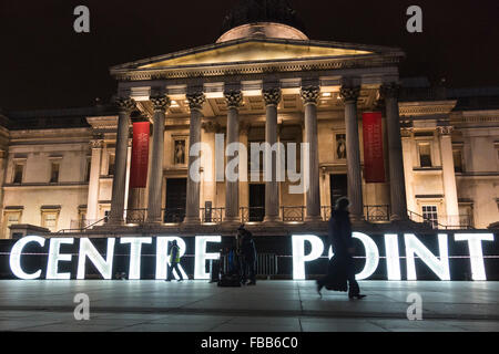 London, UK. 13. Januar 2016. Die riesigen Neon Buchstaben aus dem Centrepoint Gebäude Leuchten auf dem Trafalgar Square. Von kreativen Produzenten Artischocke entwickelt und unterstützt durch den Bürgermeister von London, läuft Lumiere London vom 14.-17. Januar 2016, 6.30-22:30. Kostenlos zu besuchen, das Festival wird Re-imagine Londons Stadtbild und Architektur in 30 Kunstwerke in vier Hauptbereiche: Kings Cross; Mayfair und Grosvenor Square; Piccadilly, Regent Street, Leicester Square und St James; und Trafalgar Square und Westminster. Bildnachweis: Nick Savage/Alamy Live-Nachrichten Stockfoto