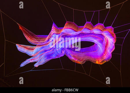 London, UK. 13. Januar 2016. 1.8 London von Janet Echelman/Studio Echelman (US), eine riesige wogenden Antenne Skulptur über Oxford Circus aufgehängt. Von kreativen Produzenten Artischocke entwickelt und unterstützt durch den Bürgermeister von London, läuft Lumiere London vom 14.-17. Januar 2016, 6.30-22:30. Kostenlos zu besuchen, das Festival wird Re-imagine Londons Stadtbild und Architektur in 30 Kunstwerke in vier Hauptbereiche: Kings Cross; Mayfair und Grosvenor Square; Piccadilly, Regent Street, Leicester Square und St James; und Trafalgar Square und Westminster. Bildnachweis: Nick Savage/Alamy Live-Nachrichten Stockfoto