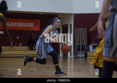 Florida, USA. 13. Januar 2016. Zack Wittman | Times.Isabella Moreno versucht, vorbei an Verteidiger während Berkeley Vorbereitende Spiel an Brooks Debartolo Collegiate High School am Mittwochabend, 13. Januar 2015 in Tampa zu dribbeln. © Tampa Bay Times / ZUMA Draht/Alamy Live News Stockfoto