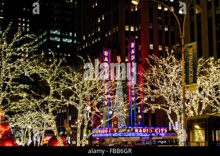 Niedrigen Winkel Ansicht von der Radio City Music Hall beleuchtet in der Nacht während der Winterferien Saison, Manhattan, New York City, New York Stockfoto