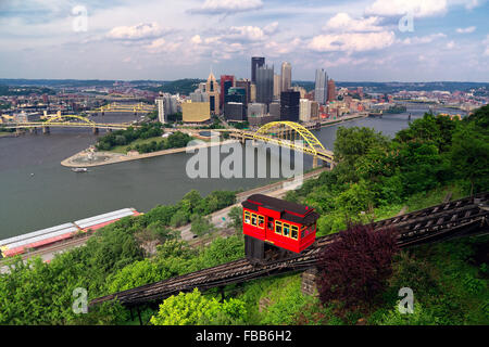 Rote Standseilbahn Auto auf einem Hügel mit Pittsburgh Innenstadt in den Hintergrund, Duquesne Incline, Mt Washington, Pittsburgh Stockfoto