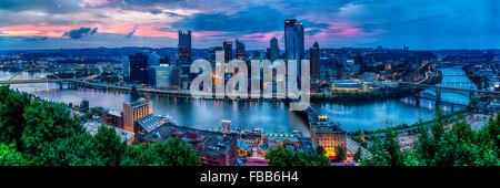 High Angle View of Pittsburgh Skyline bei Sonnenuntergang aus Mt Washington, Pennsylvania Stockfoto