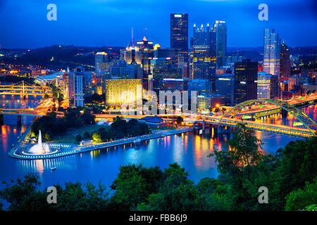 High Angle Night View of Pittsburgh Downtown aus Mt Washington, Pennsylvania Stockfoto